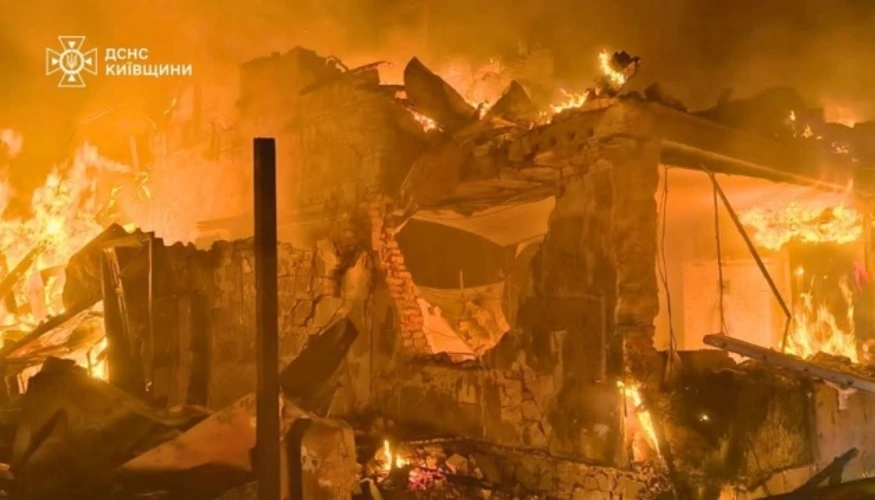 Пошкоджені приватний будинок, господарські споруди та автомобілі в Броварському районі після атаки дронів 8 серпня 2026 року