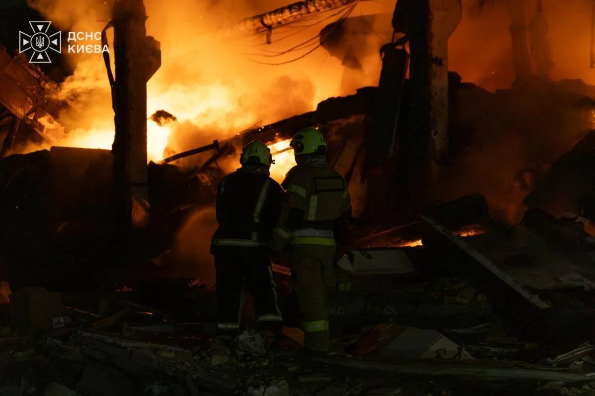 У Києві підтвердили влучання біля дитячої лікарні та пожежу на складі у Шевченківському районі