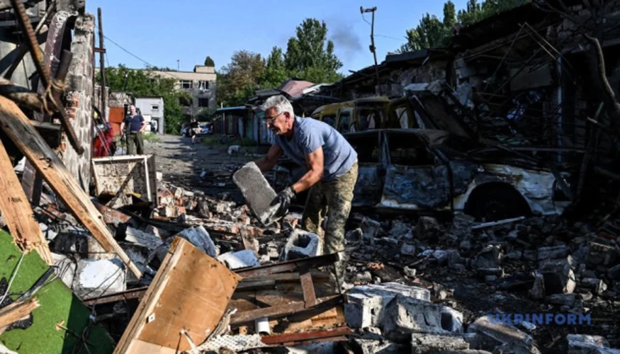 Рятувальники ліквідовують пожежу на місці ракетного влучання у Запоріжжі після нічного удару 11 серпня 2026 року