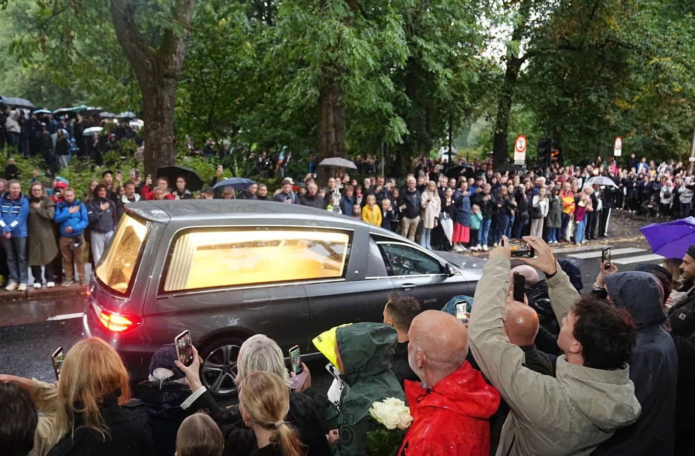 13 тисяч осіб на площі в Осло: цифри траурного дня Гаральда V