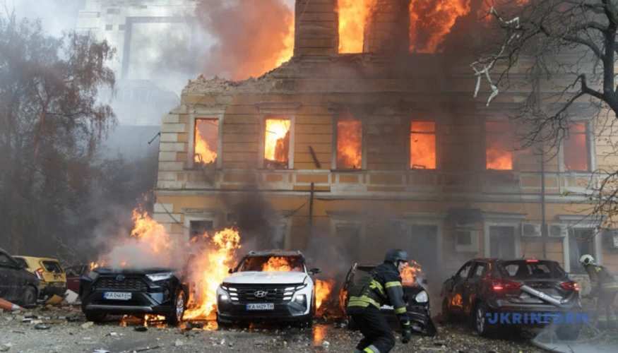 Масштабна пожежа на даху та верхньому поверсі будівлі НАНУ на вулиці Володимирській у Києві після влучання російського дрона