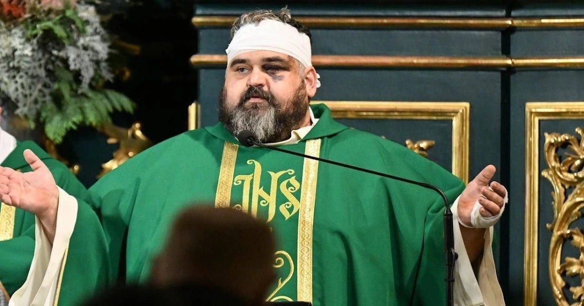Отець Адріан із забинтовані головою та рукою під час проповіді в монастирі сестер-бенедиктинок у Ярославі