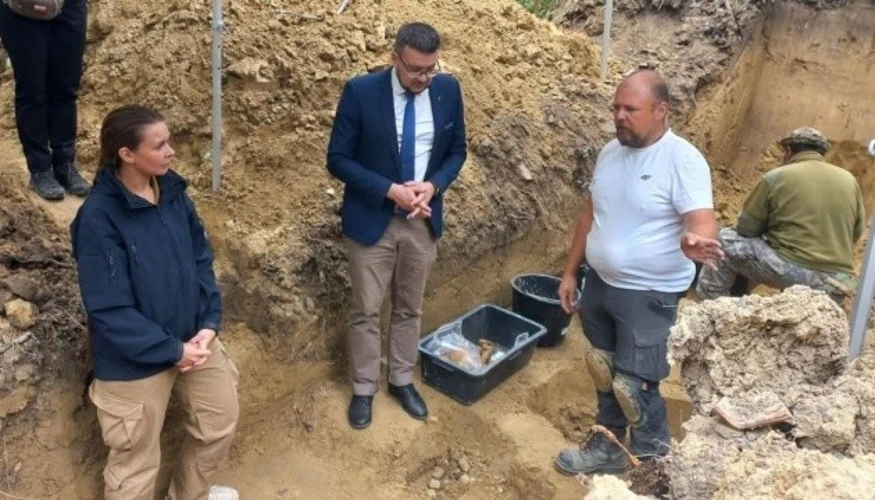 Артефакти та місце проведення ексгумаційних робіт на Голосківському кладовищі у Львові