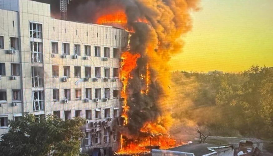 Пошкоджена адмінбудівля підприємства ДТЕК у Павлограді після влучання безпілотника та пожежі