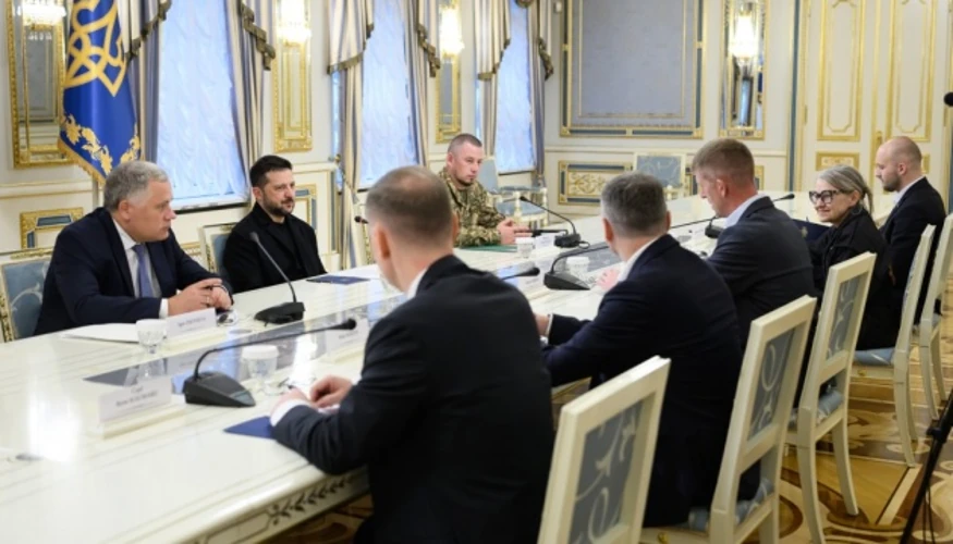 Президент Володимир Зеленський і міністр оборони Естонії Мартін Херем під час першої зустрічі в Києві
