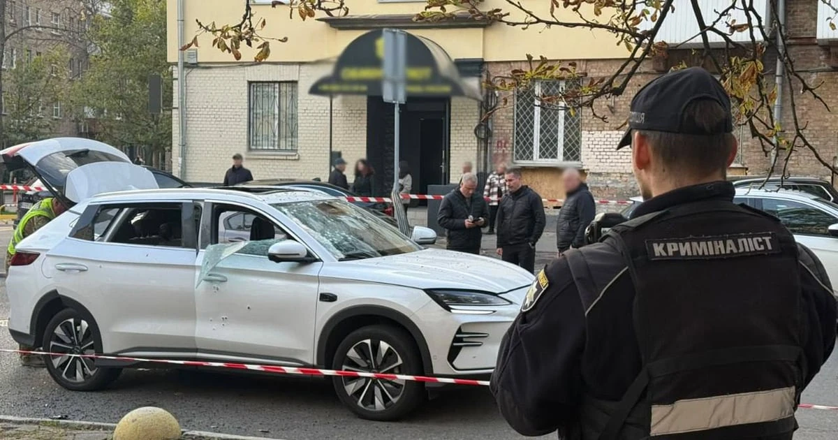 Поліція Києва повідомила про вибух електромобіля в Печерському районі: водій у лікарні